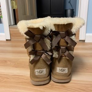 well loved tan chestnut ugg bailey bow size 9